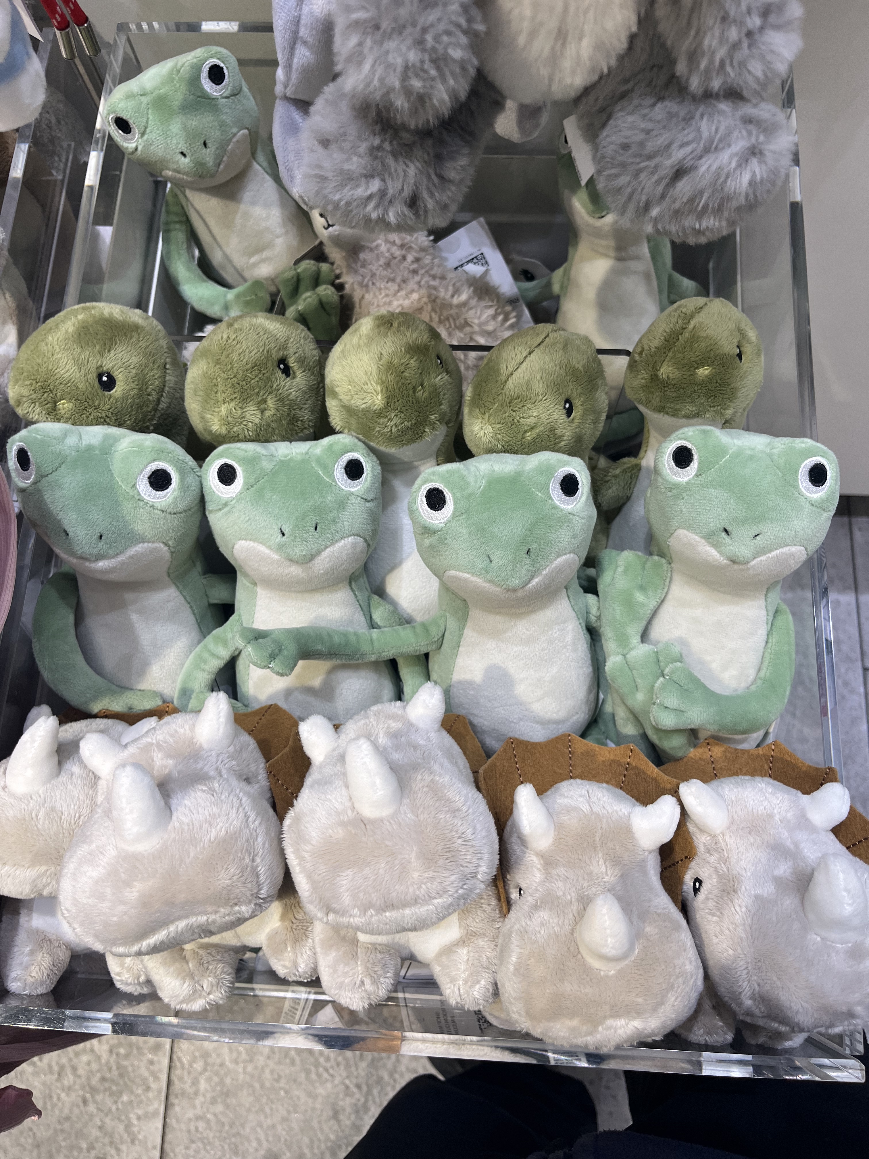 Кролик, успокаивает динозавра, плюшевая игрушка, кукла, жираф, лягушка