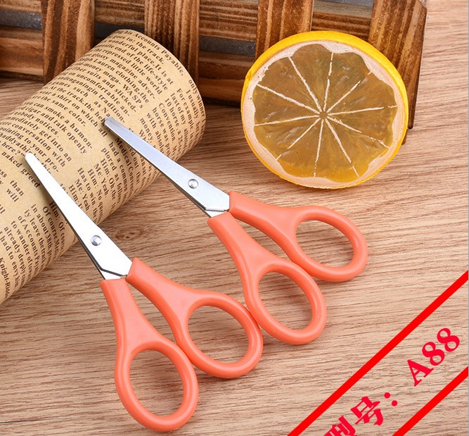 Sewing kit first aid kit supporting the use of small scissors mini student scissors handmade paper scissors