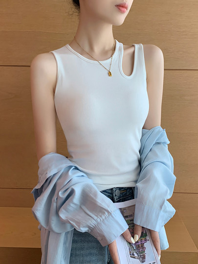 Белая женская майка нового фасона со встроенными чашечками, с вырезами, без рукавов, для лета.