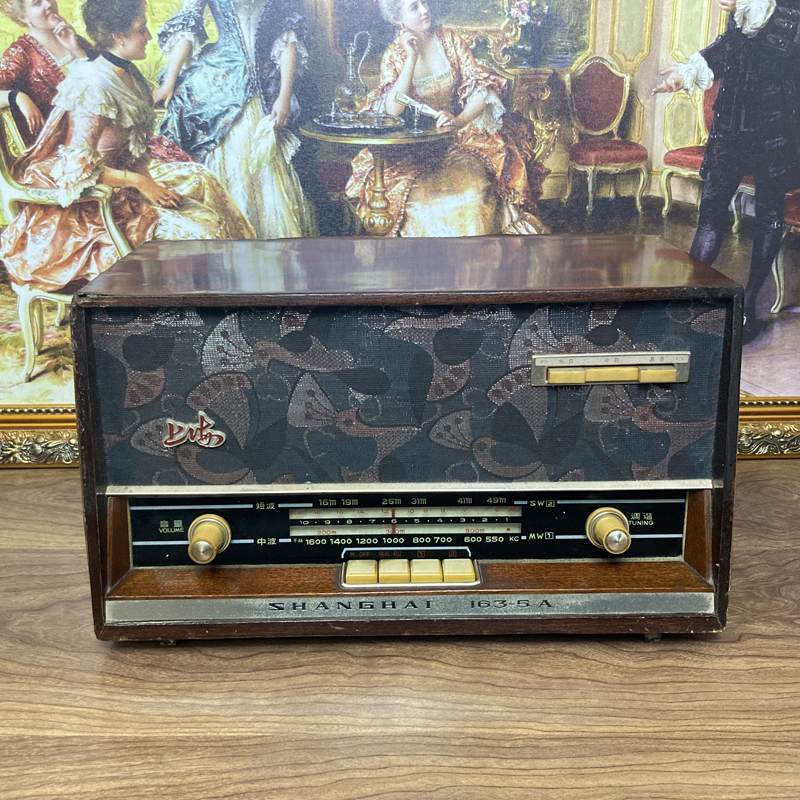 The beautiful and beautiful sound is very rare for the Shanghai card 163-5 Type 5 lamp AC Sub-tube radio 