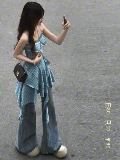 夏日新款时尚风穿搭不规则荷叶边格子吊带连衣裙女设计感短款上衣