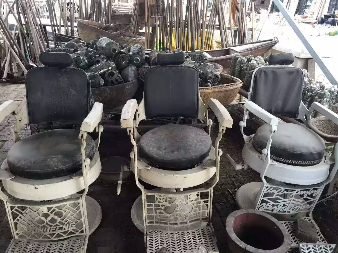 Old haircut chair cast iron shaving chair old bag old refurbished shave chair folk custom old objects