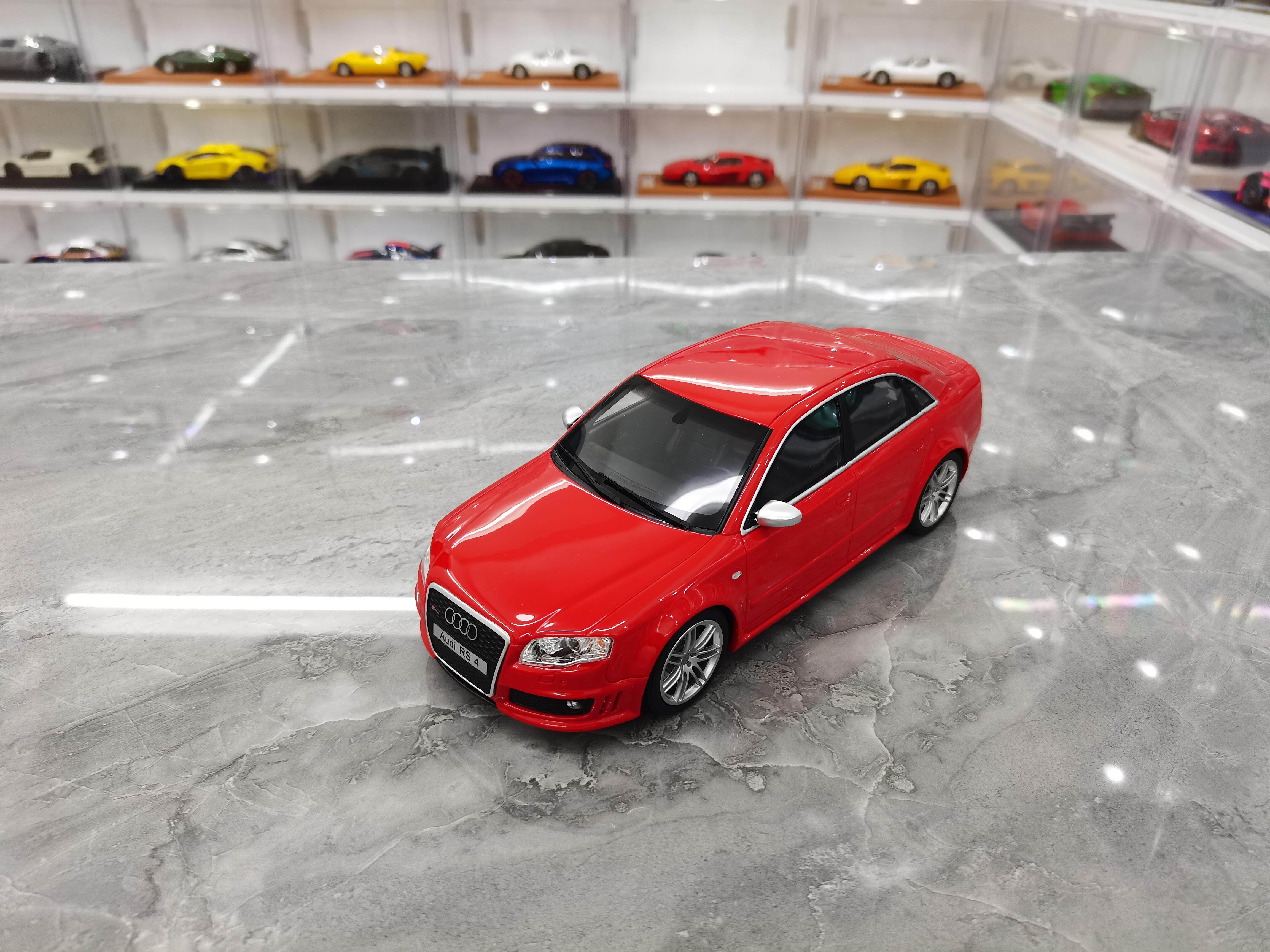 Audi RS 4 赤色 ミニカー OTTO mobile1/18スケール Audi RS 4 赤色 ミニカー OTTO mobile1/18スケール