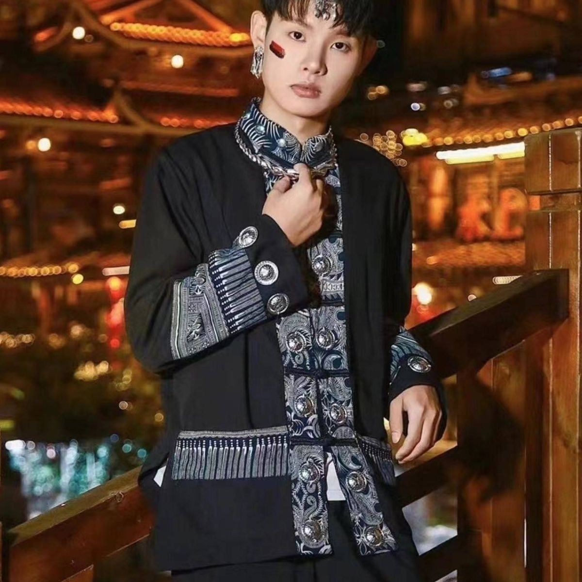 新ミャオ族の男性用トゥチャ族のバティック少数民族の男性用衣服、伝統的な舞台公演旅行写真撮影用衣服