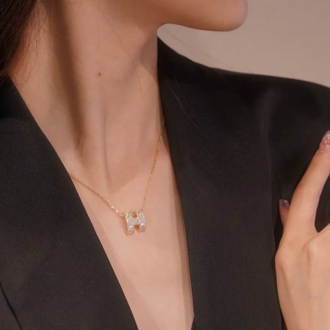 Outlets withdraw good bull goods pick up letters H neckladies and fresh luxury chain