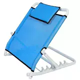 Пациенты с поставками медсестер на задней части кровати парализованы пожилыми принадлежностями.