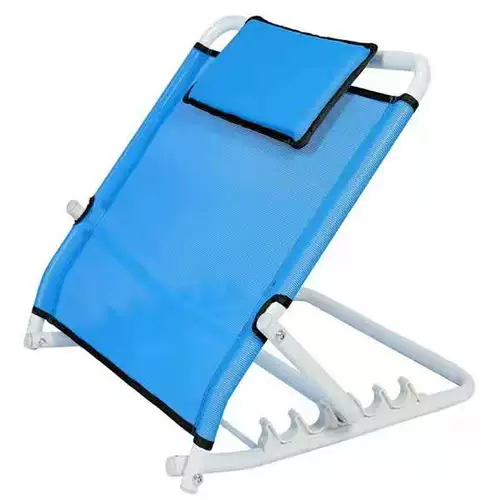 Пациенты с поставками медсестер на задней части кровати парализованы пожилыми принадлежностями.