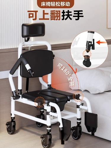 Пожилой мужчина, движущийся туалетный стул с колесами, кресло для ванны Парализованный пациент -инвалид, лежащий в туалете во время мытья кресла для волос