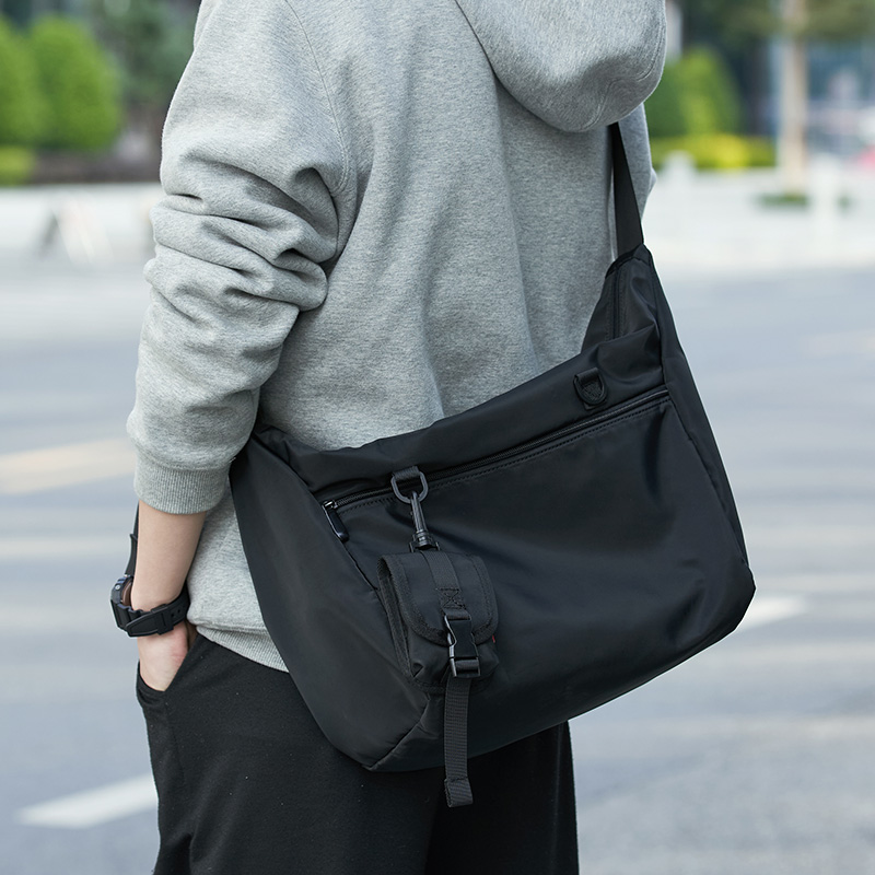 Single shoulder bag Male Tide Cards Skew Satchel for men's functions Overalls Postbag Leisure Large-capacity Oblique Scapes Satchel satchel women Summer