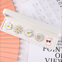 Sister gifts practical Net red exquisite girl heart brooch suitable for giving girlfriends birthday gifts to girlfriends