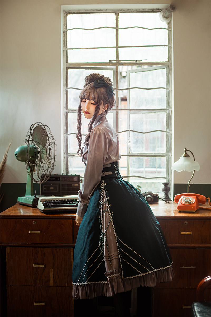 Стильные костюмы 【展示】miss1860 开襟sk 钢骨束腰 优雅复古lolita 白英工作室
