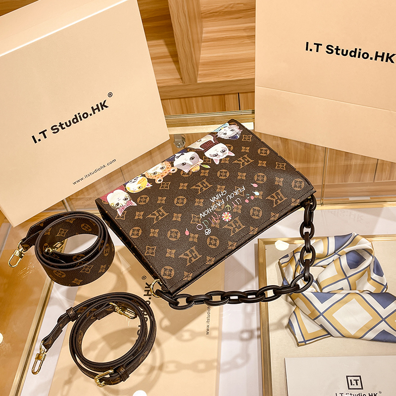 Hong Kong presbyopic wash bag genuine leather women's bag 2022 new autumn and winter high-end single shoulder small square bag female Messenger small bag