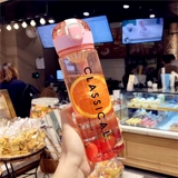 Простые и модные спортивные чашки на открытом воздухе с чашками мужчин и женщин