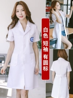 Есть круглая этикетка с белыми короткими рукавами