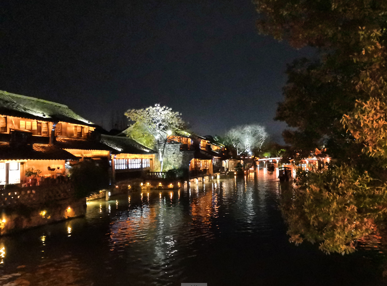 城市夜景建筑倒影