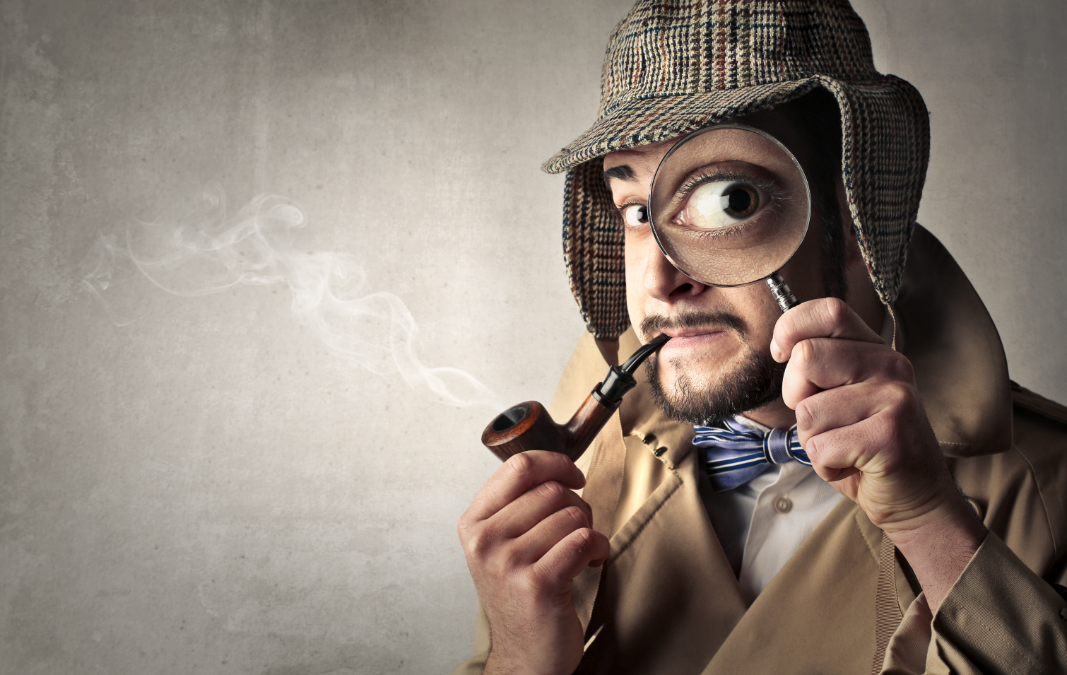 男子抽烟手持放大