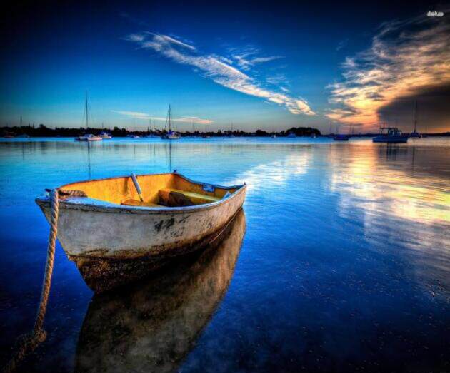 黄昏海上小船夕阳