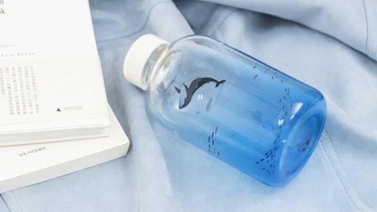 Large fin whale sperm whale glass bottle large-capacity marine life gradient blue water bottle accompanying cup divers around