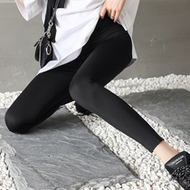 Shark Pants Woman outside wearing fall High waist sports elastic tight fit underpants close-up Hip Fitness Yoga Bali Pants
