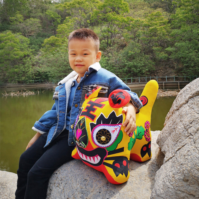 Cloth tiger traditional handicrafts folk cloth ornaments go abroad gift Chinese characteristics full moon baby can ride