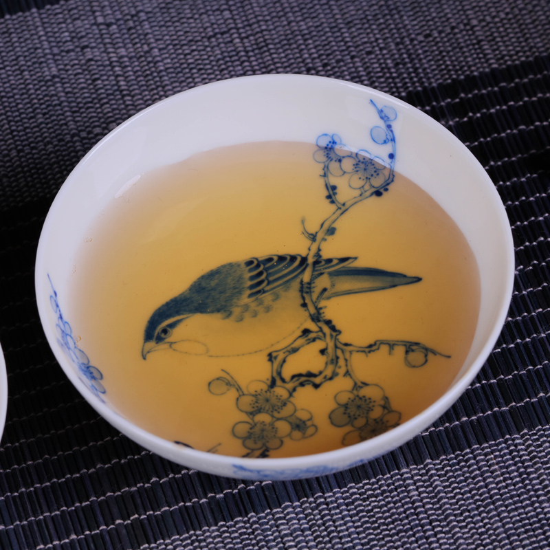 Offered home - cooked hand - made in blue and white porcelain bowl with jingdezhen porcelain cups tea masters cup checking ceramic tea, tea light