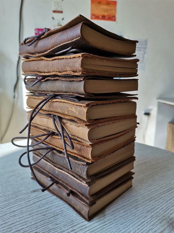 Handmade Leather-Bound Notebook Made of First-Layer Cowhide Crazy Horse Leather, Vintage Artistic Journal Props Notebook Handmade Leather-Bound Notebook Made of First-Layer Cowhide Crazy Horse Leather, Vintage Artistic Journal Props Notebook