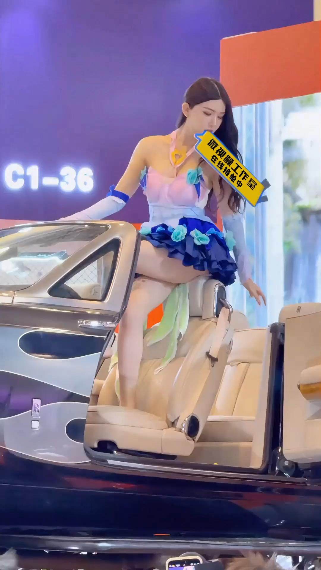 车模嘴叼广告牌