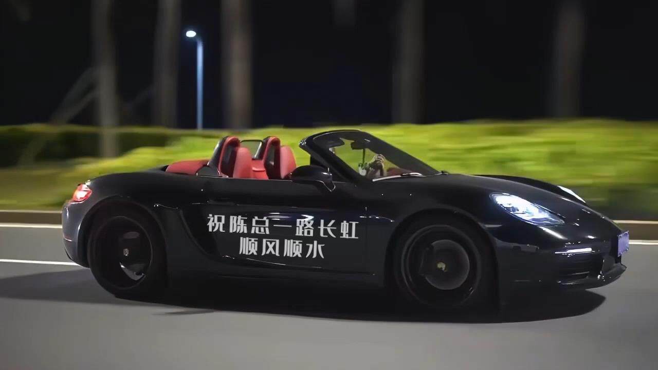 夜晚黑色跑车