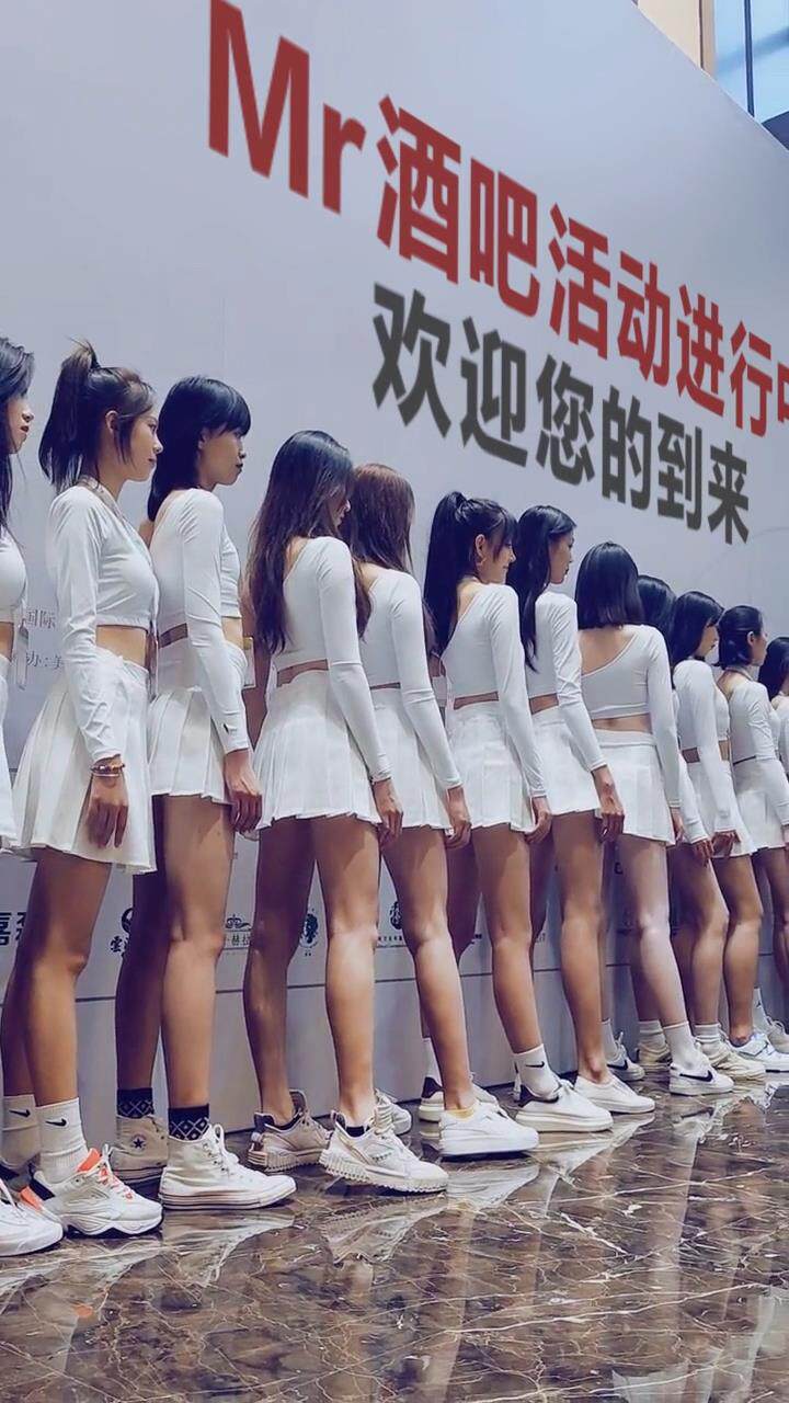 一群白裙子美女