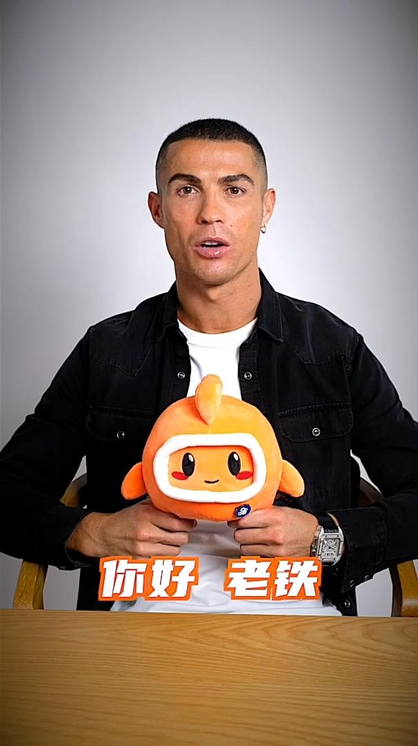 C罗代言纸上写字