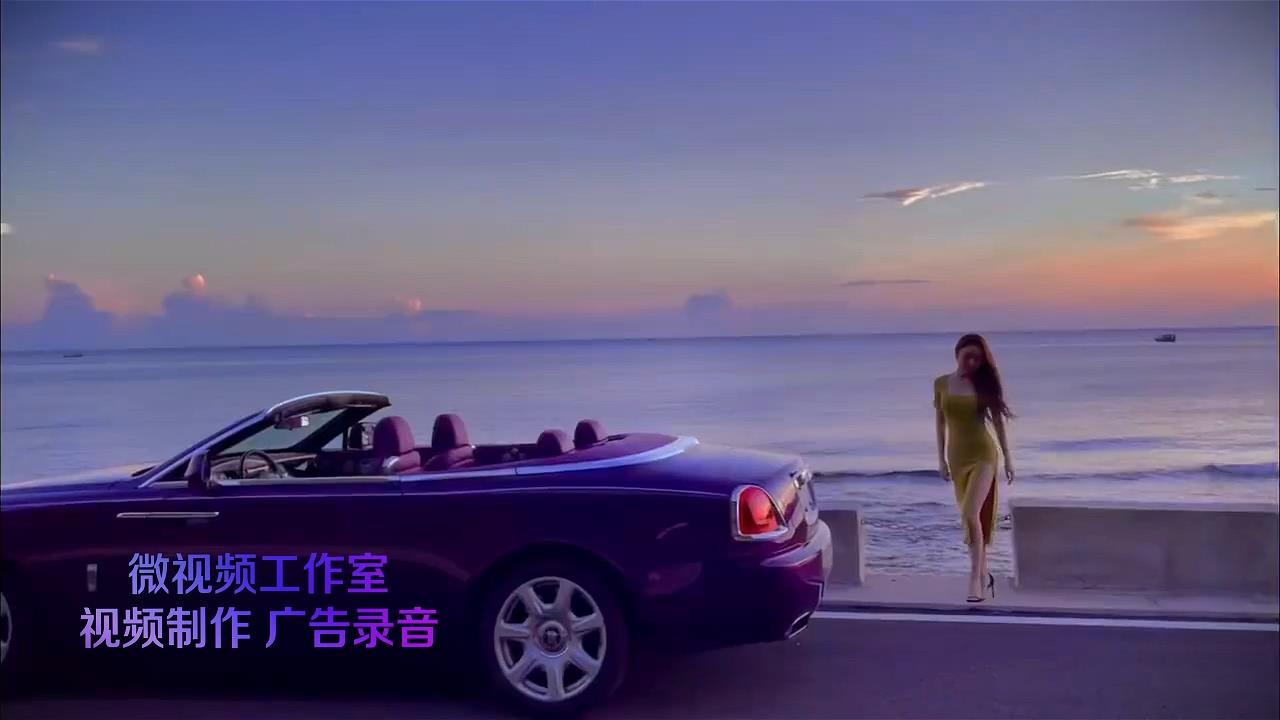 美女海边开豪车