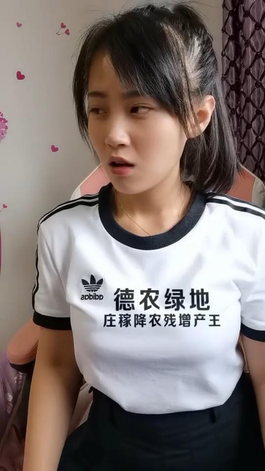 心乱乱白衣服美女唱歌