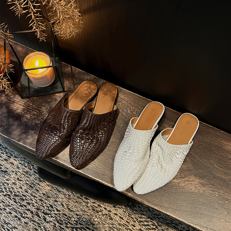 Li Dagai |   Retro Woven Pointed-Toe Mules for Women, Low-Heeled Closed-Toe Half-Slippers for Everyday Wear.