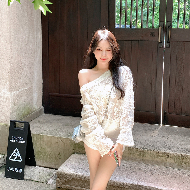 Zhou Yeye White Lace Shirt with Off-Shoulder Long Sleeves for Women, 2026 Autumn New Pure Desire Style Blouse Zhou Yeye White Lace Shirt with Off-Shoulder Long Sleeves for Women, 2026 Autumn New Pure Desire Style Blouse