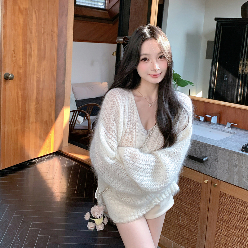 Zhou Yeye Mohair Blend V-Neck Cable Knit Sweater for Women, New Autumn and Winter White Pure Desire Lazy Loose Top Zhou Yeye Mohair Blend V-Neck Cable Knit Sweater for Women, New Autumn and Winter White Pure Desire Lazy Loose Top
