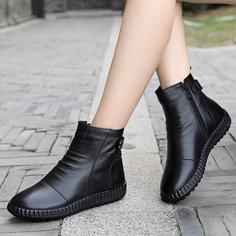 Autumn and winter leather soft-soled mother shoes cotton shoes flat Martin boots soft leather plus velvet boots women's short boots large size 41-43