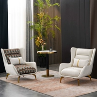 Комбинация двух стульев и журнального столика из черного золота [примечания к цвету]