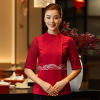 Семи -точка рукава темно -красной женщины