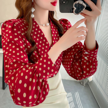 ເສື້ອຍືດຄໍເສື້ອຄໍສີແດງ polka dot ສີແດງຫວານ ເສື້ອແຂນເສື້ອທີ່ມີການອອກແບບທີ່ເປັນເອກະລັກພິມສີຂາວເທິງສຸດ