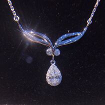 18K Platinum Drop Shaped Diamond Necklace Luxury Group Inlaid with Fox Diamond Pendant Woman