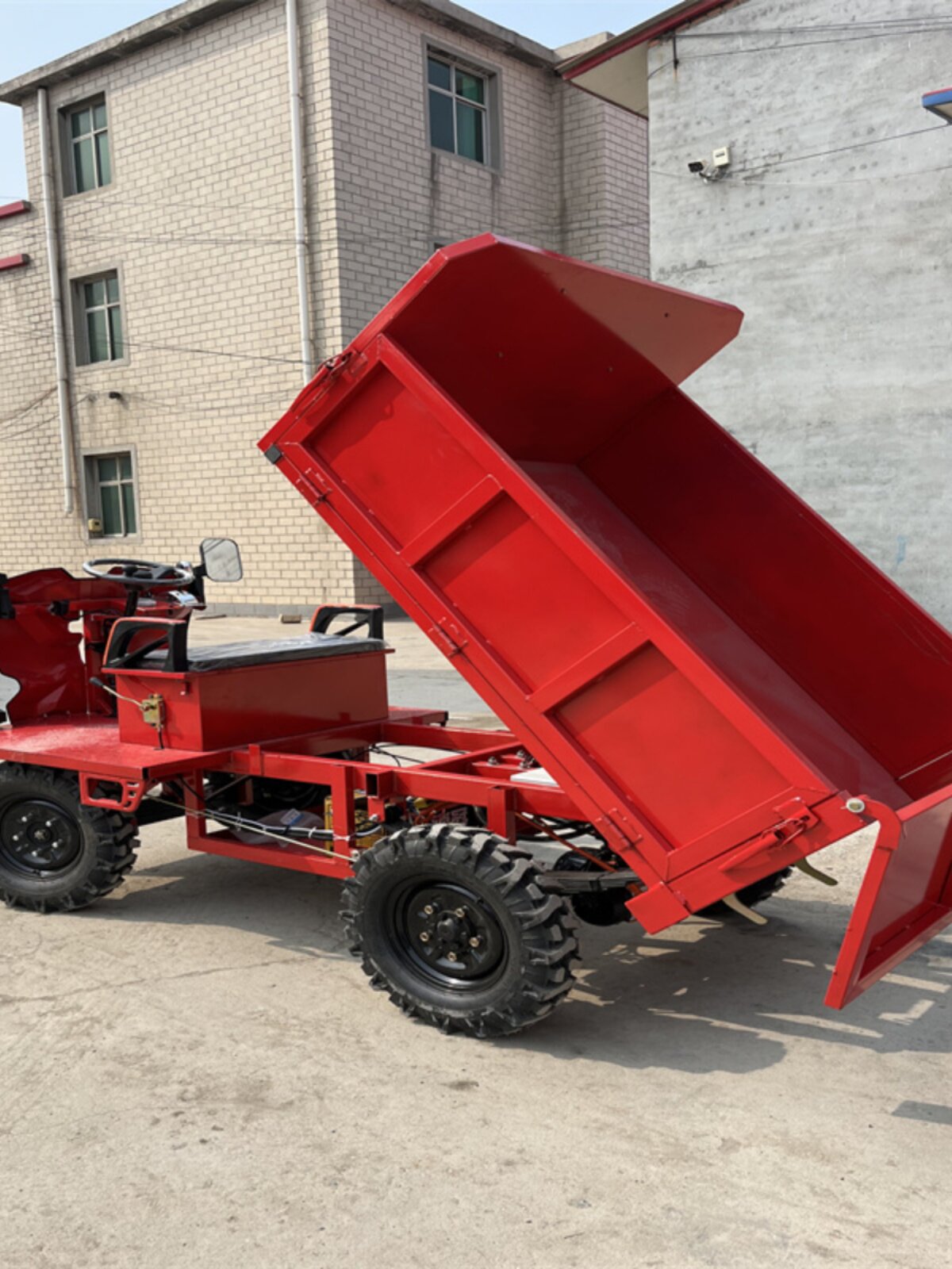 2026年,电动四轮液压自卸翻斗车如何提升工地与农场效率?