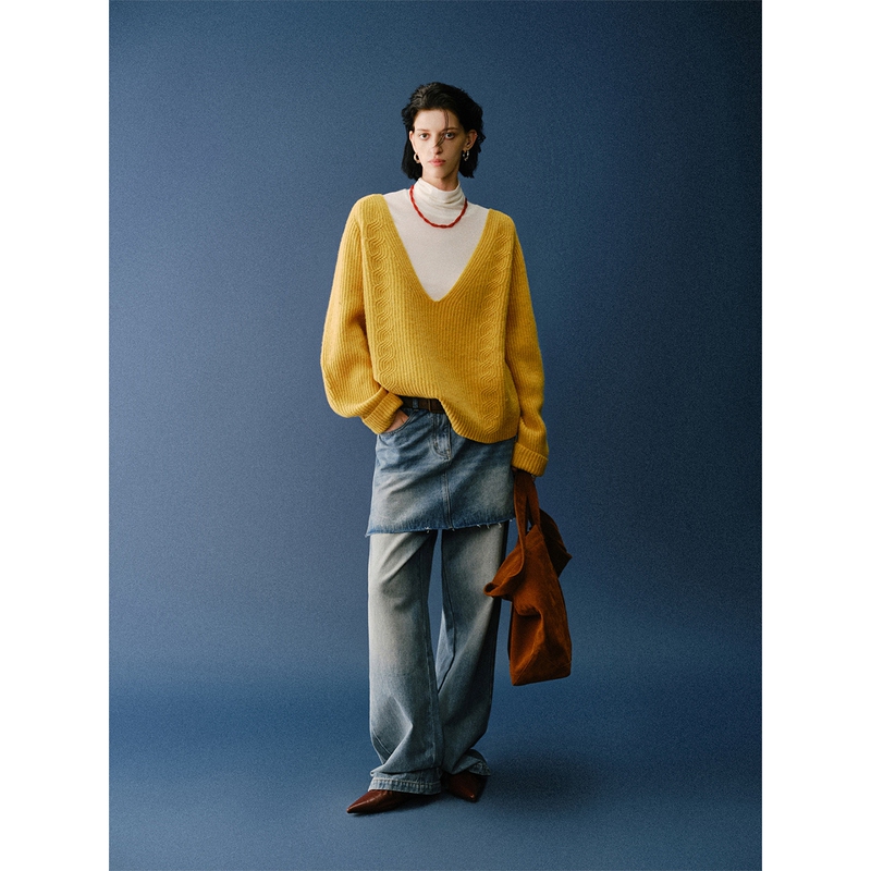 European and American Style All-Wool V-Neck Lazy Cable-Knit Sweater for Women, Loose Pullover Yellow Knitwear for Autumn and Winter