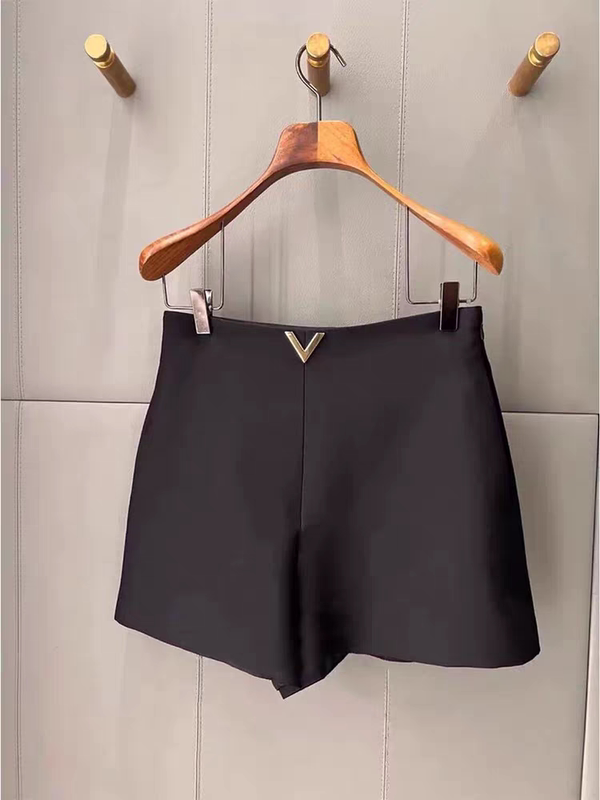 All-Season Versatile Shorts for Women, Petite Size, High-Waisted Design with Metal Embellishments, Slimming Workwear Casual Shorts