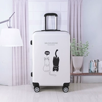 Белый котенок