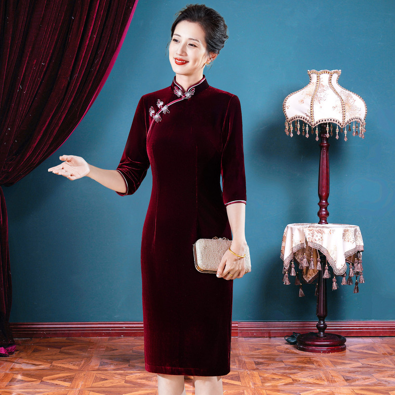 Old Shanghai Wedding Banquet Qipao for Middle-Aged and Elderly Mothers, New Chinese-Style Daily Dress, Elegant Velvet Dress Old Shanghai Wedding Banquet Qipao for Middle-Aged and Elderly Mothers, New Chinese-Style Daily Dress, Elegant Velvet Dress