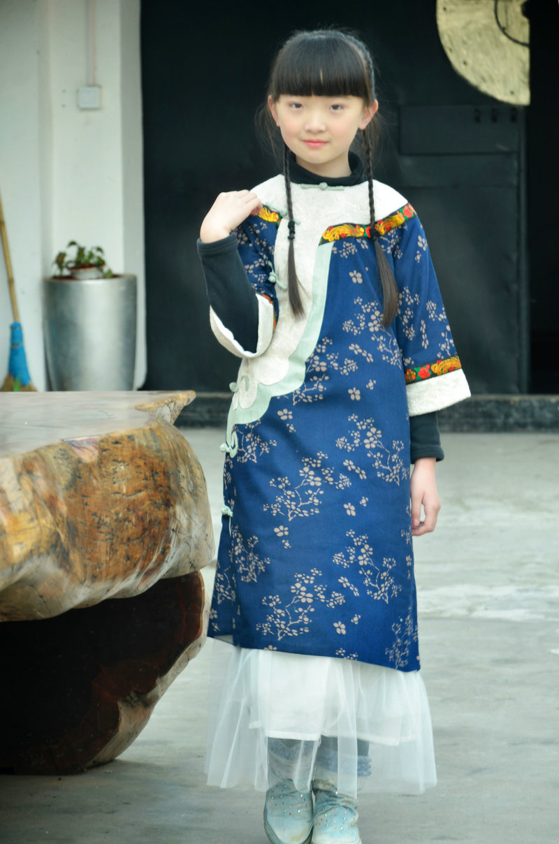 Dan Feng sáng tạo: cô gái mùa xuân và mùa thu mô hình mận cotton và vải lanh lưới quần áo sườn xám cha-con trang phục theo phong cách quốc gia áo choàng retro áo đồng phục gia đình đi biển