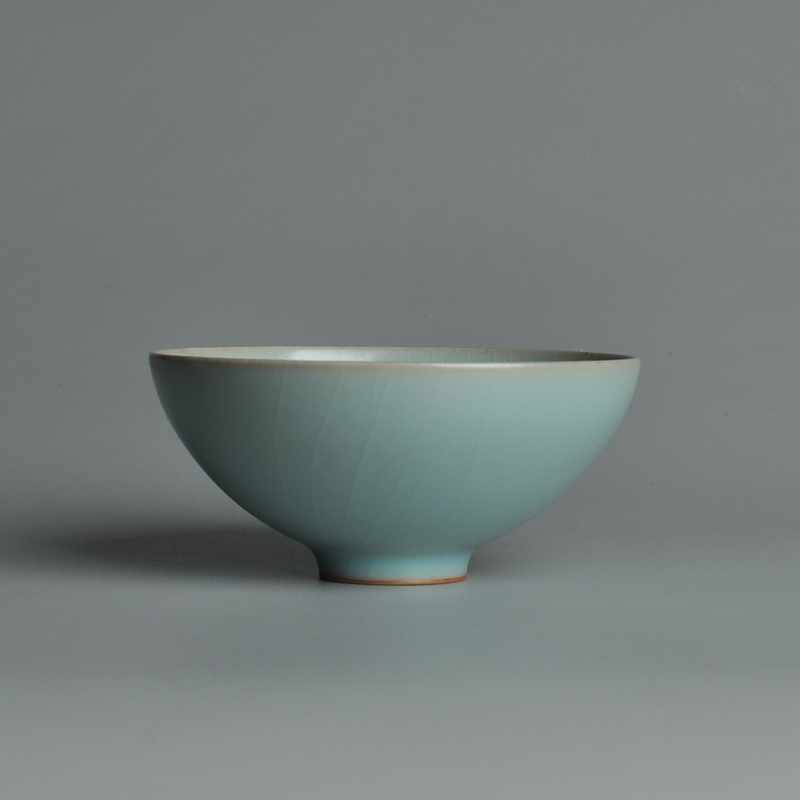 Reproduction of the Yongle Ru Kiln Chicken Heart Cup from the Palace Museum, Antique-Style Glaze with Large Cracks, Original Ru Porcelain Three-Flavor Master Cup