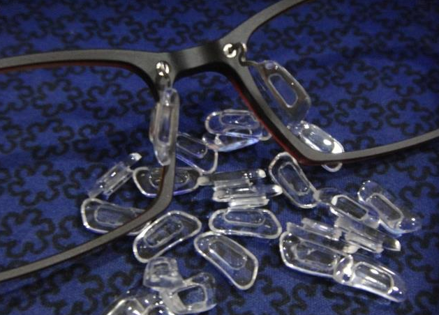 Vonfram carbon thép kính phụ kiện khung siêu mềm nhập khẩu Silicone lưỡi lê chống trượt khóa mũi miếng đệm mắt hỗ trợ lá - Kính khung kính lọc ánh sáng xanh