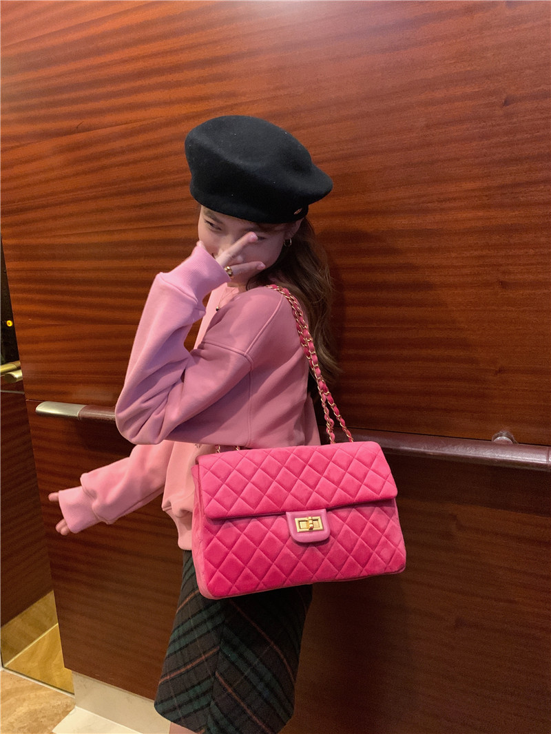 Sweet and cool fuchsia velvet vintage Chanel-style patchwork leather large capacity quilted chain bag for shoulder or crossbody use.