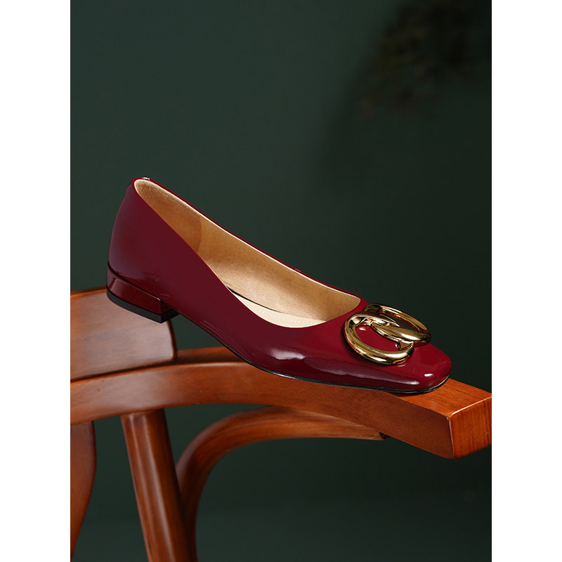 The red 8 - word buckle flat single - shoe lacquer skin four seasons of ladyshoes 2022 new all - leather light mouth low heels